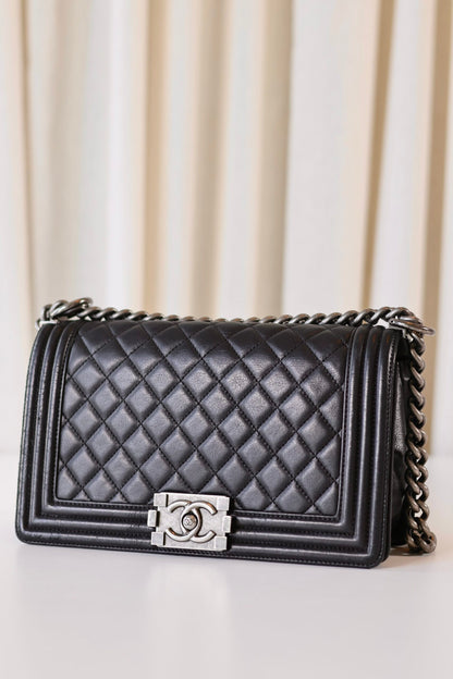 Chanel medium Boy Bag black