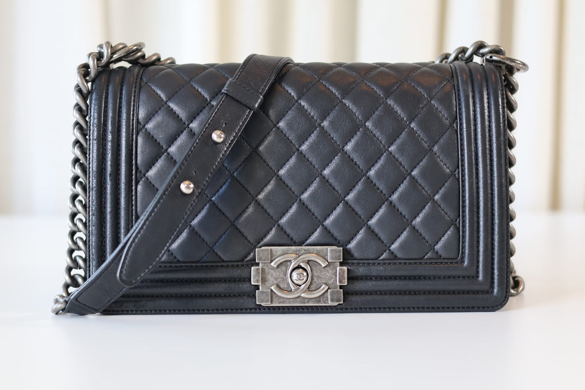 Chanel medium Boy Bag black