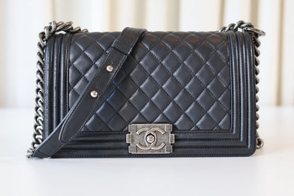 Chanel medium Boy Bag black