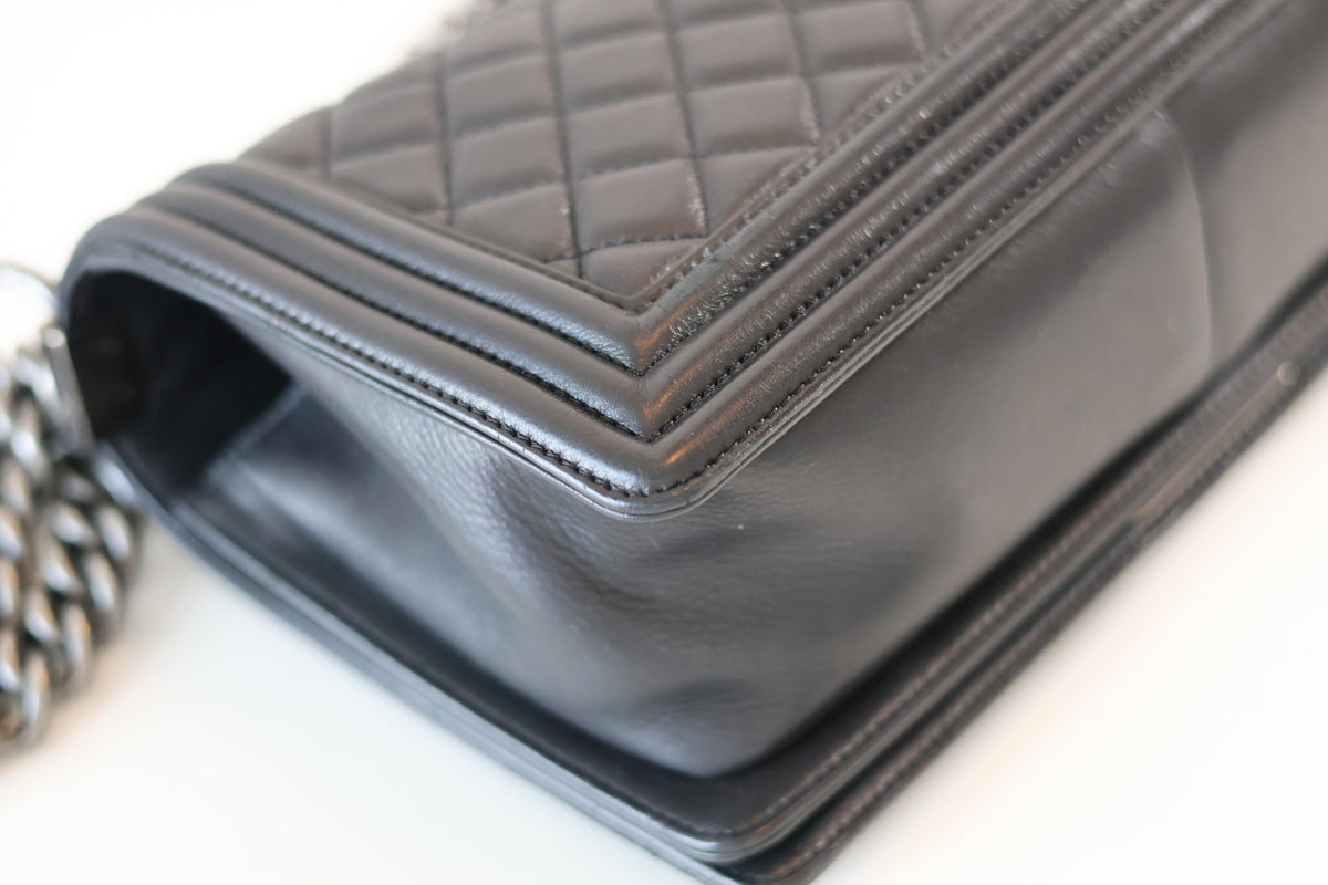 Chanel medium Boy Bag black