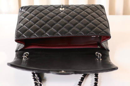 Chanel Jumbo Maxi black