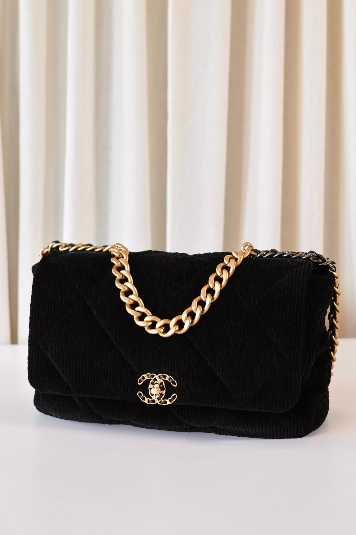 Chanel 19 Jumbo Maxi