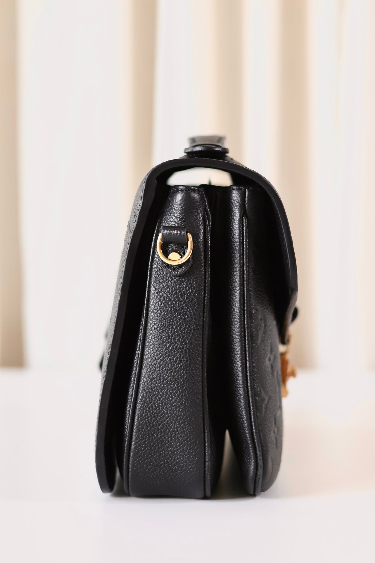 Louis Vuitton Pochette Metis Black