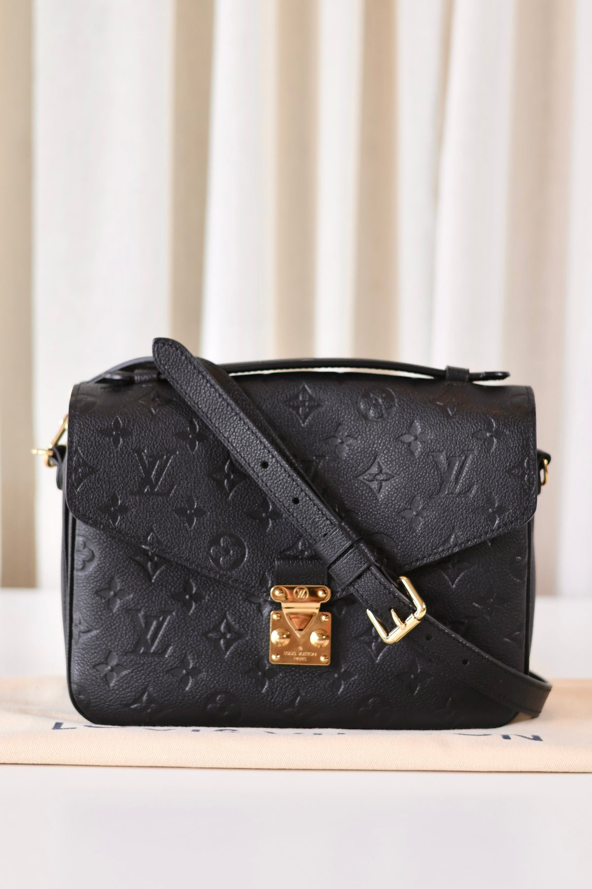 Louis Vuitton Pochette Metis Black