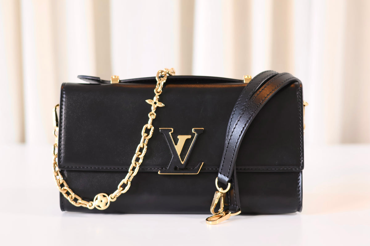 Louis Vuitton Capucines Clutch Black