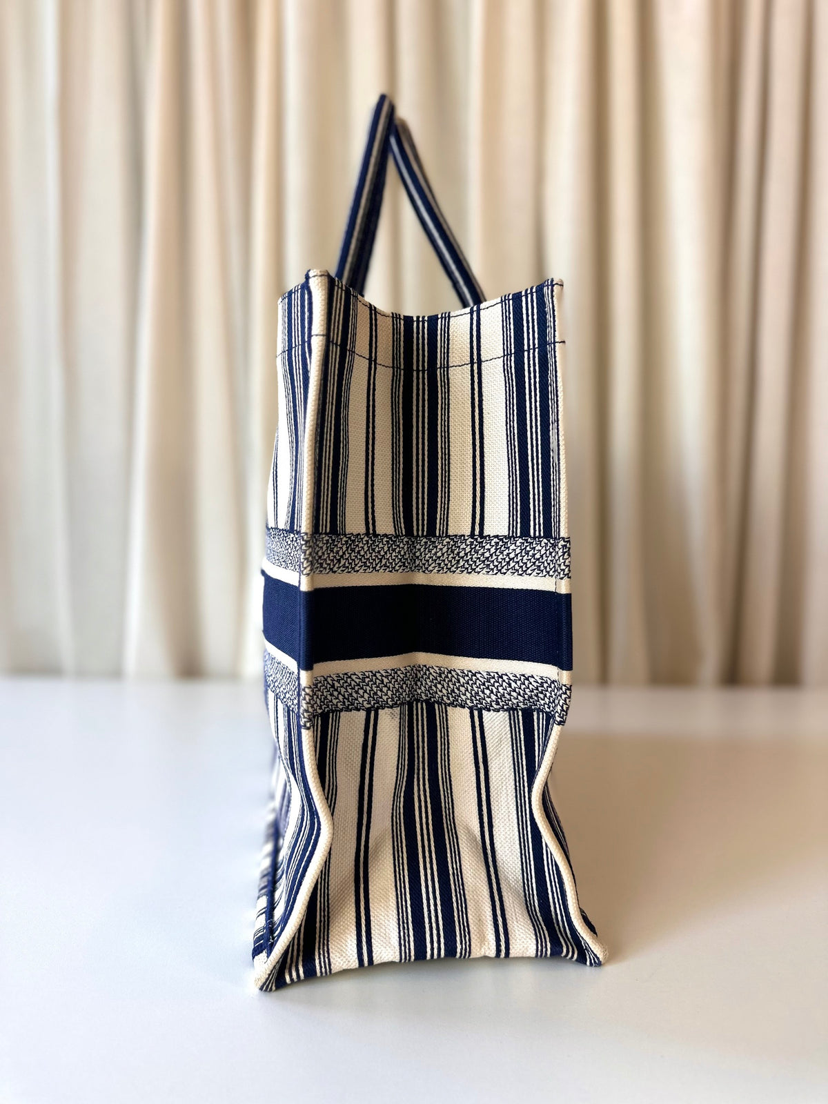 Dior booktote Navy white