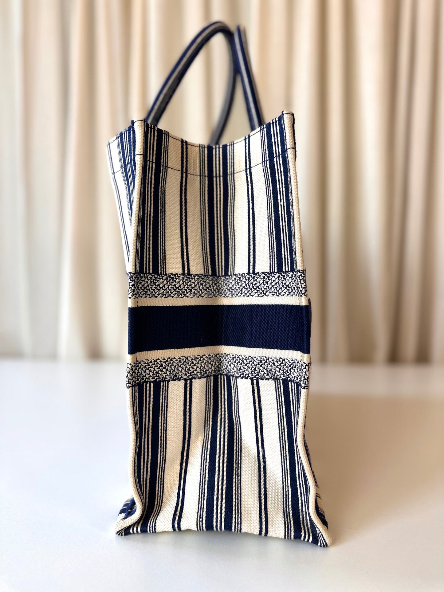 Dior booktote Navy white