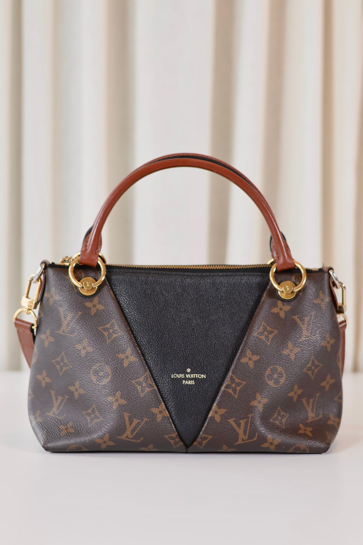 Louis Vuitton V Tote Monogram