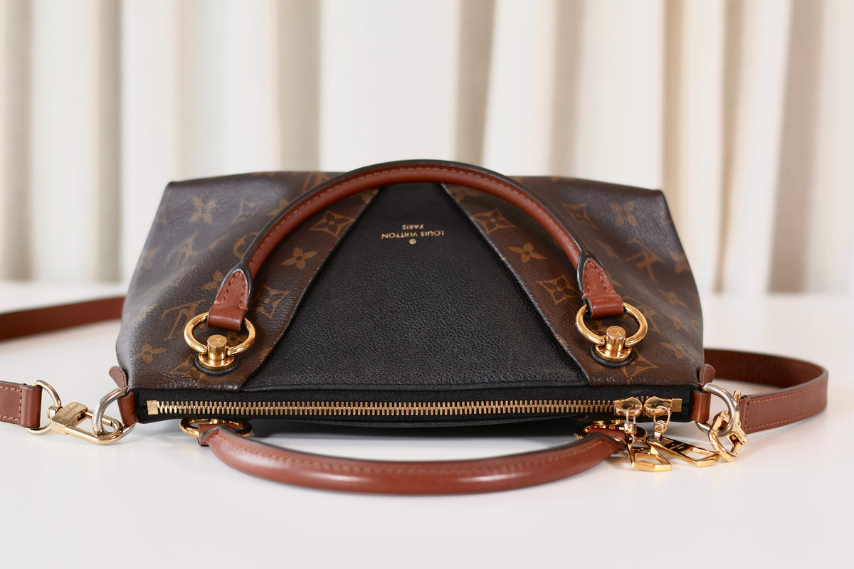 Louis Vuitton V Tote Monogram