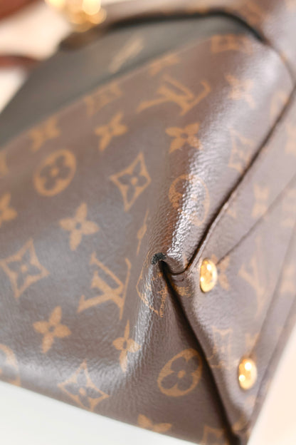 Louis Vuitton V Tote Monogram