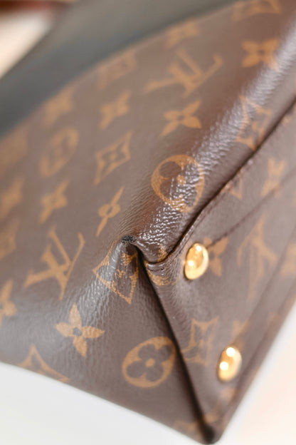 Louis Vuitton V Tote Monogram