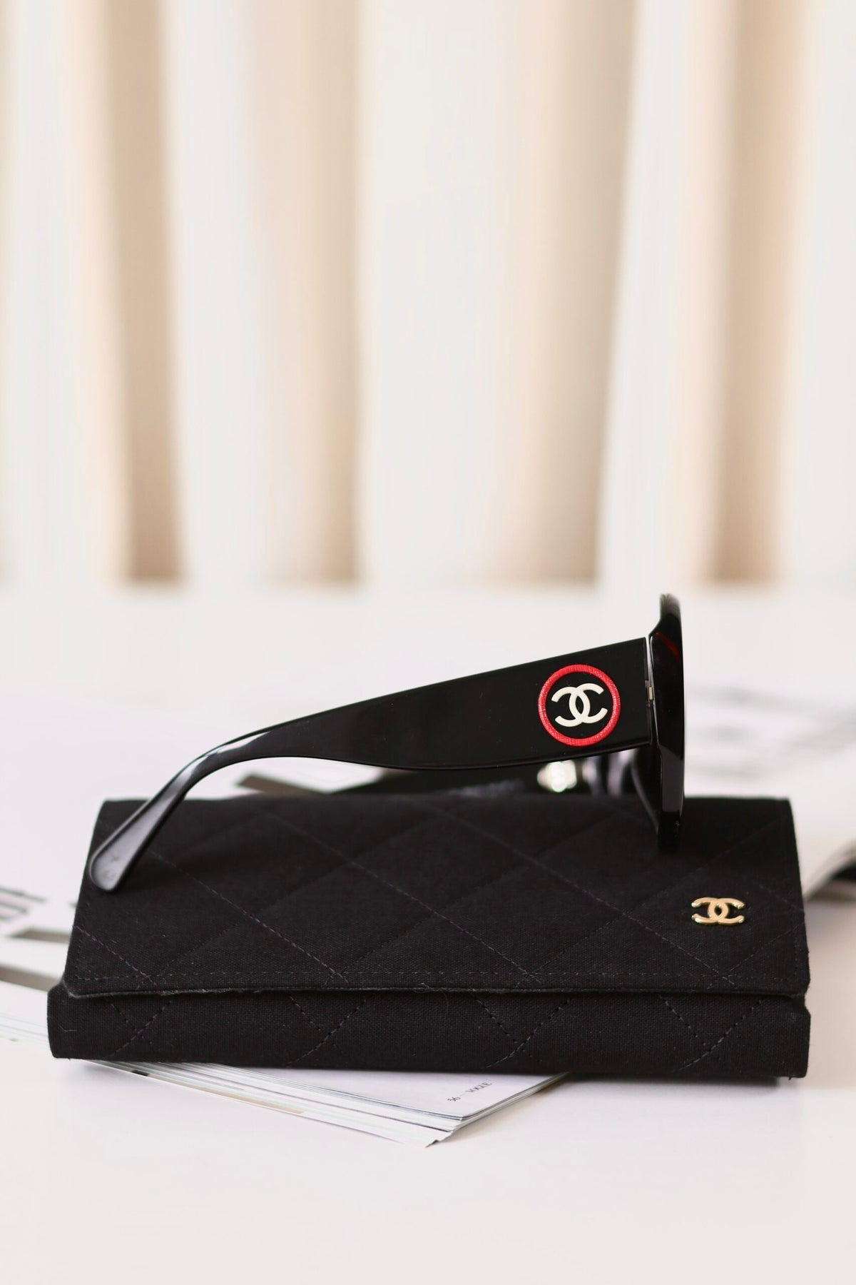 Chanel sunglasses black - red