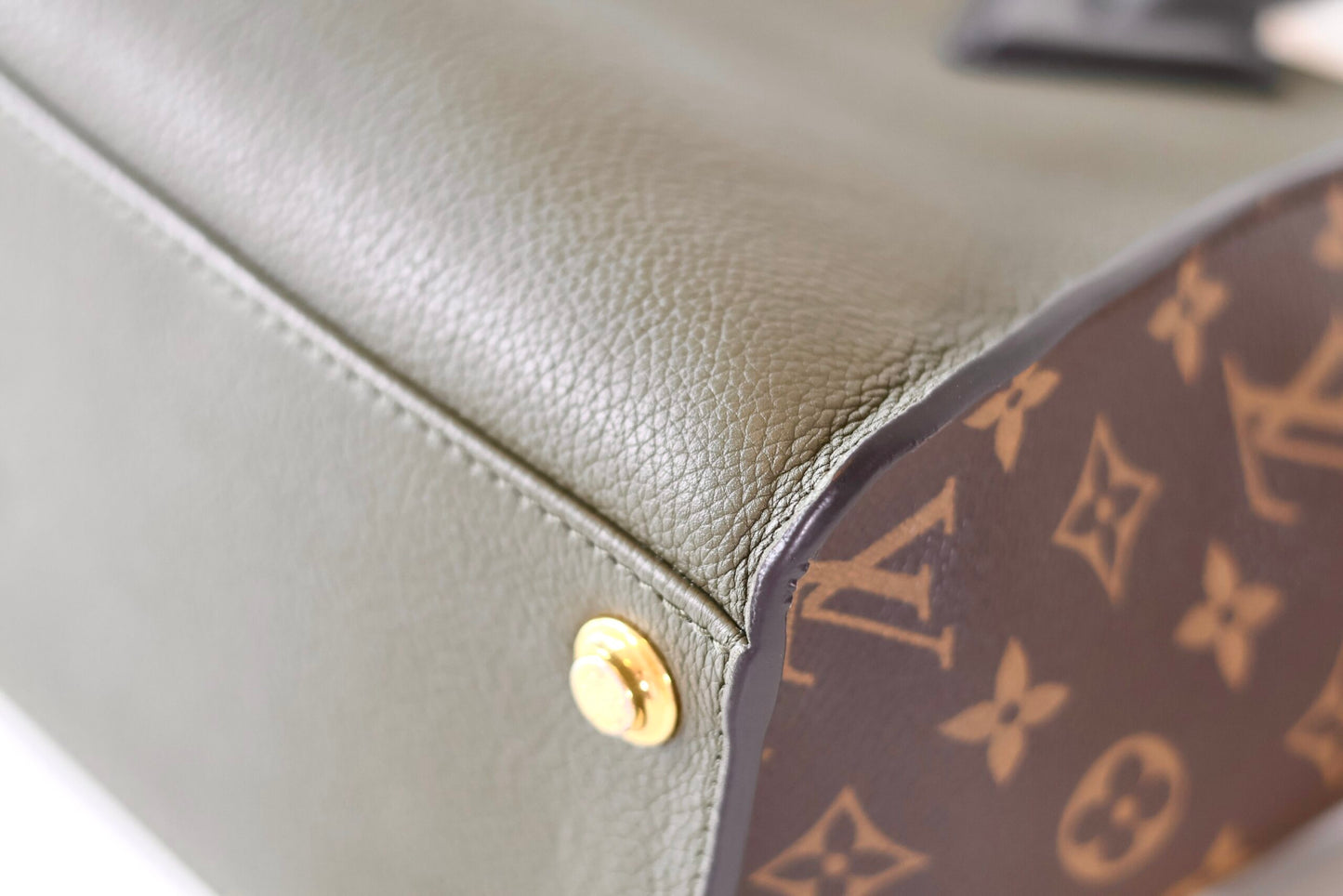 Louis Vuitton On My Side MM