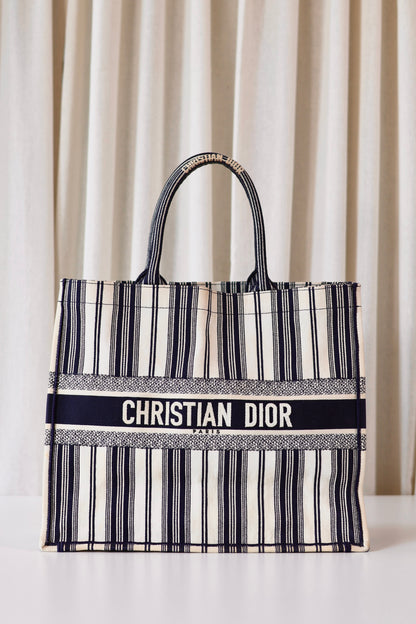 Dior booktote Navy white