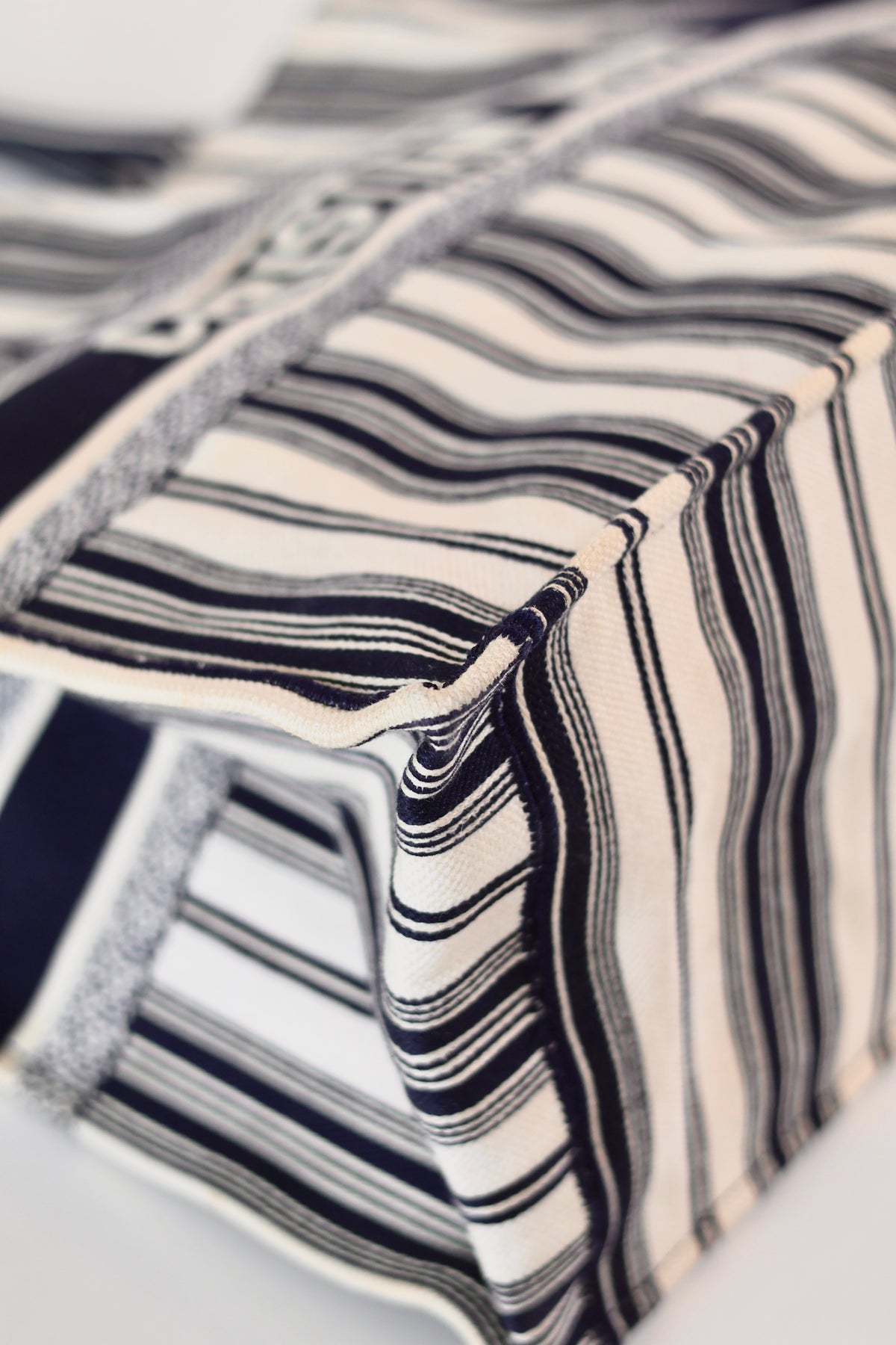 Dior booktote Navy white