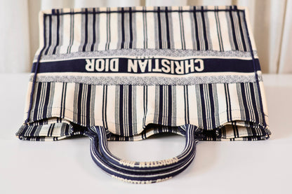 Dior booktote Navy white