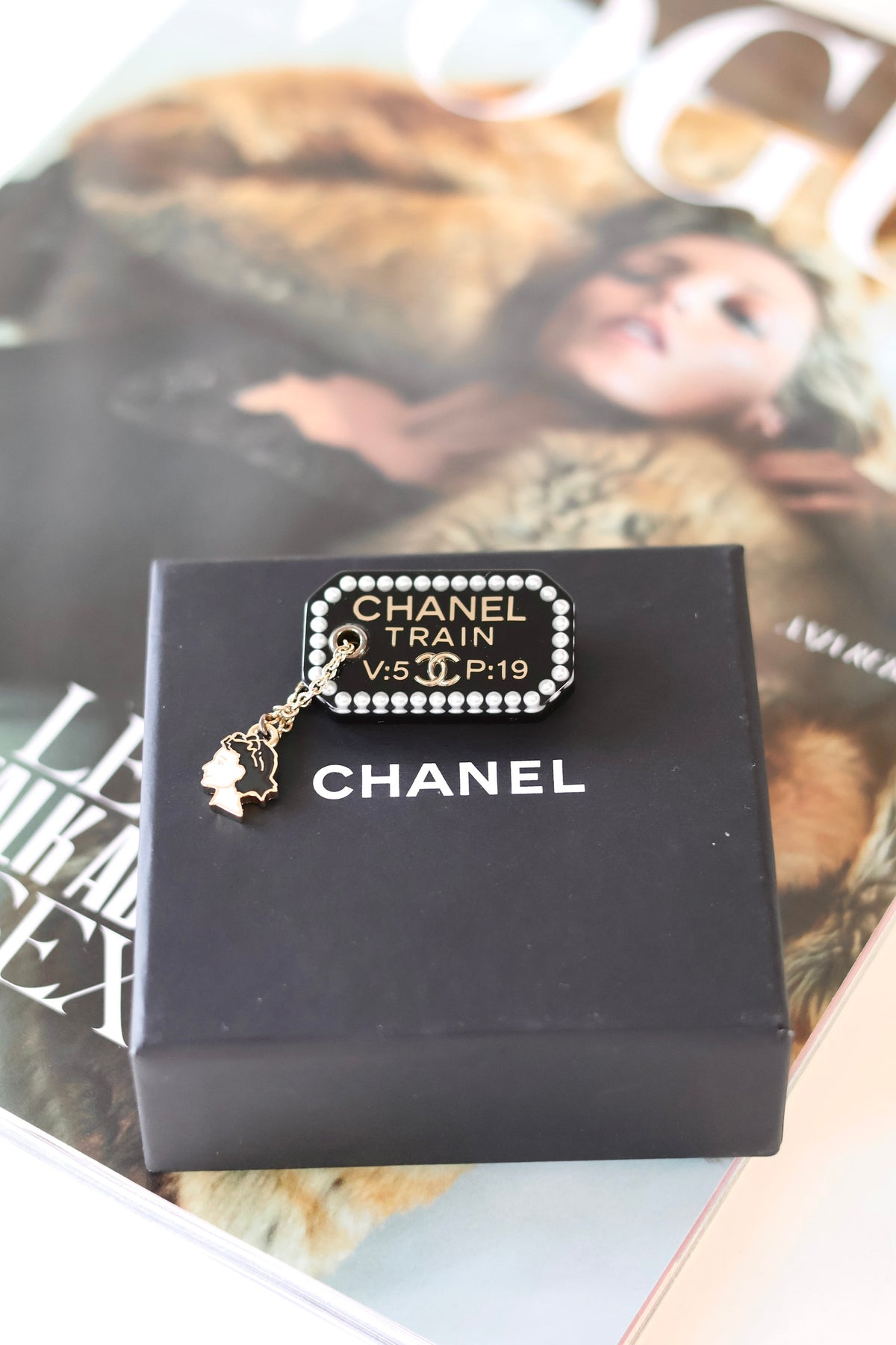 Chanel CC Brooch Black