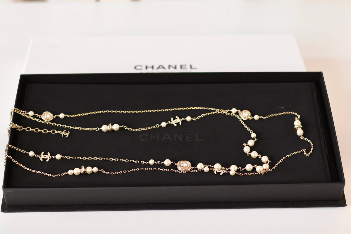Chanel CC Pearl necklace