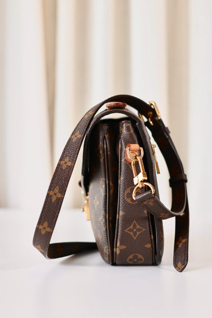 Louis Vuitton Pochette Metis Monogram