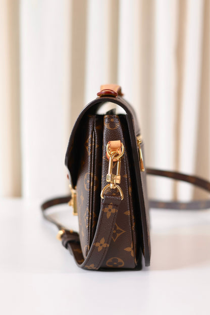 Louis Vuitton Pochette Metis Monogram