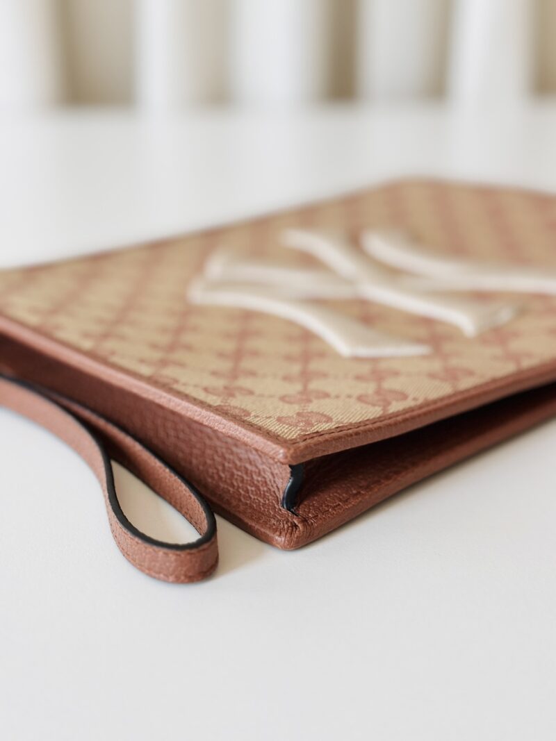 Gucci x new york yankees clutch - Image 5