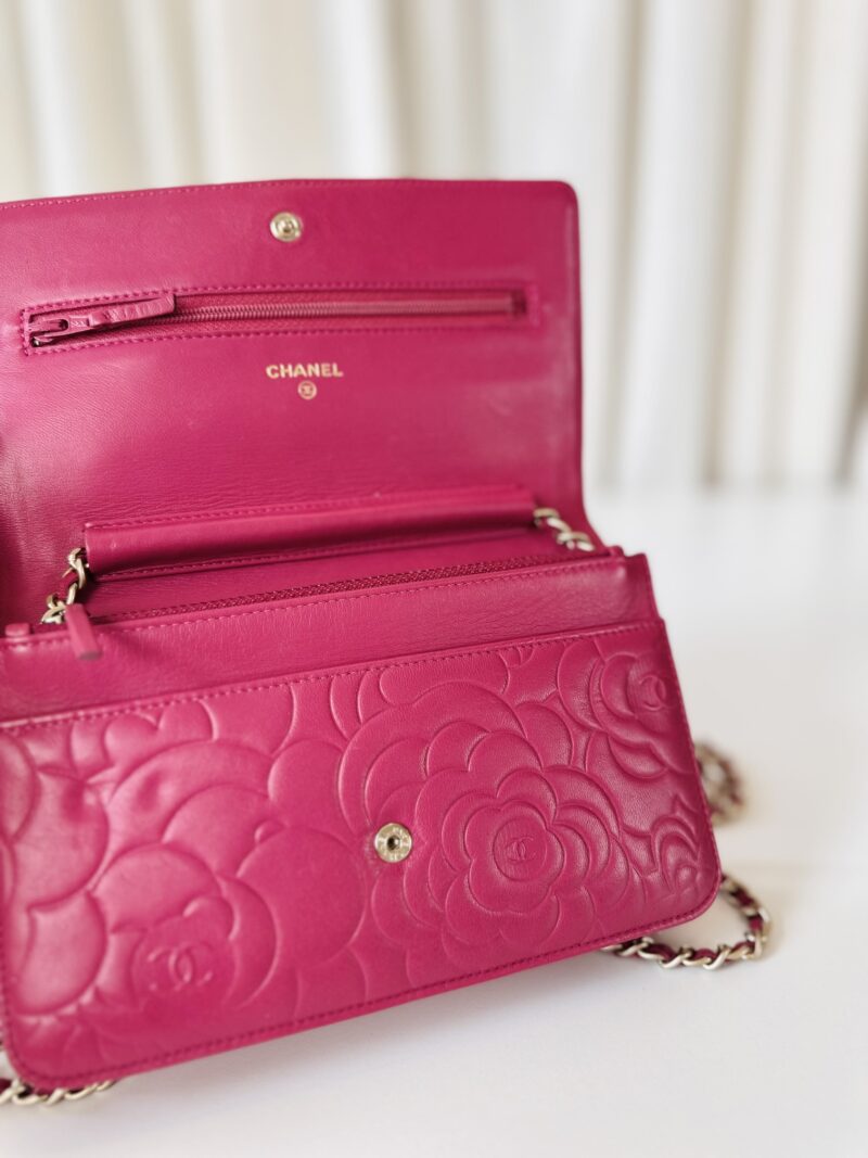 Chanel camellia wallet on chain - Image 12