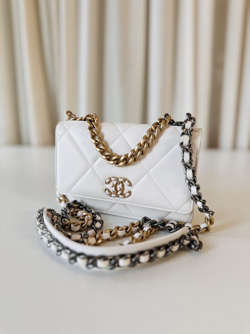Chanel 19 wallet on chain - Image 3
