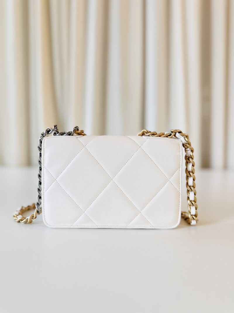Chanel 19 wallet on chain - Image 4