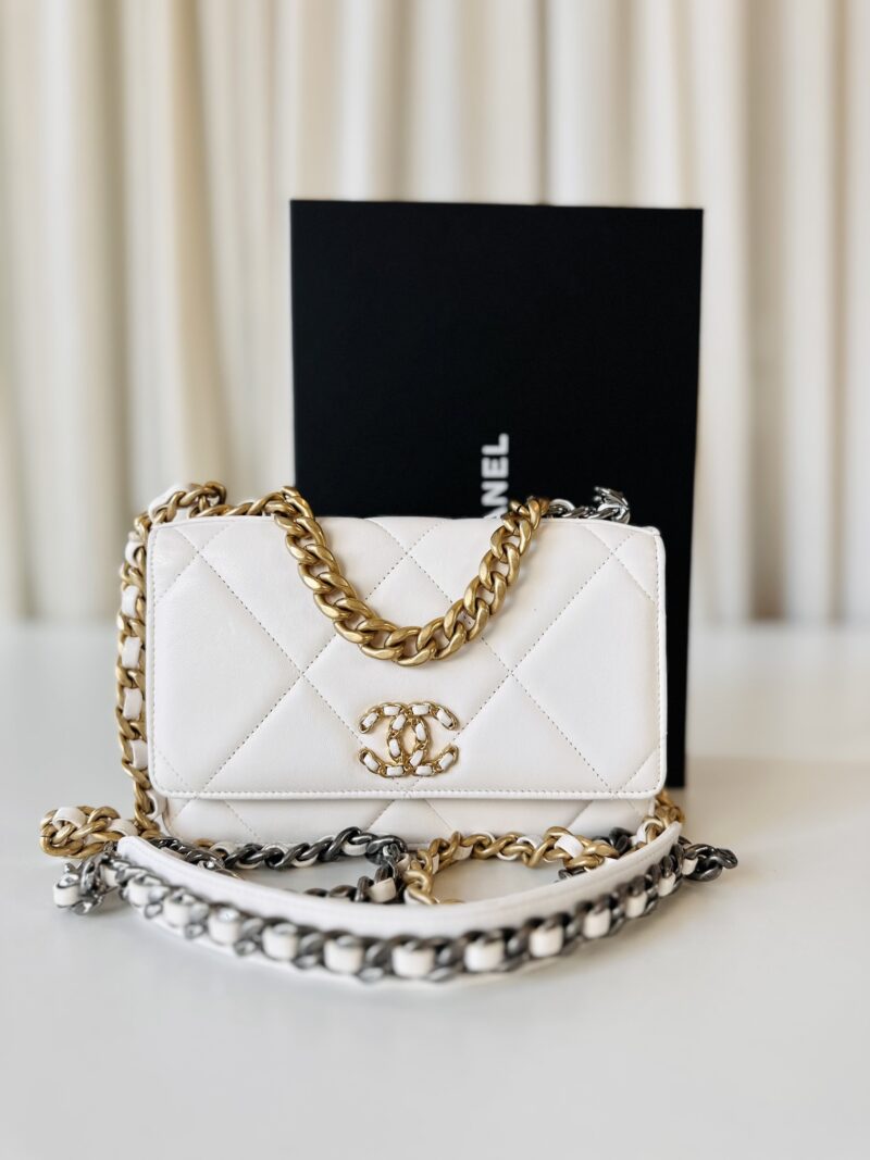 Chanel 19 wallet on chain - Image 10