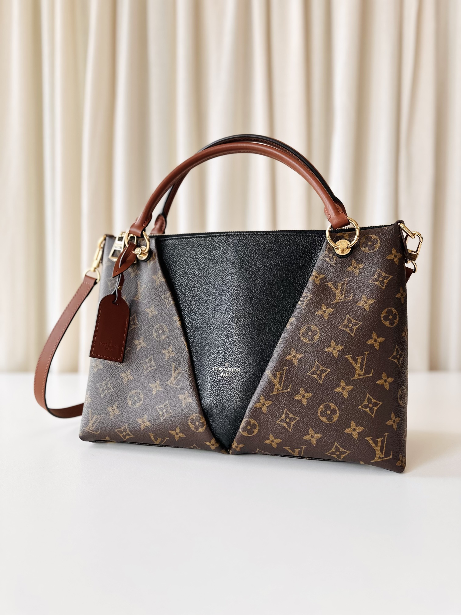 Louis Vuitton V tote - Image 2
