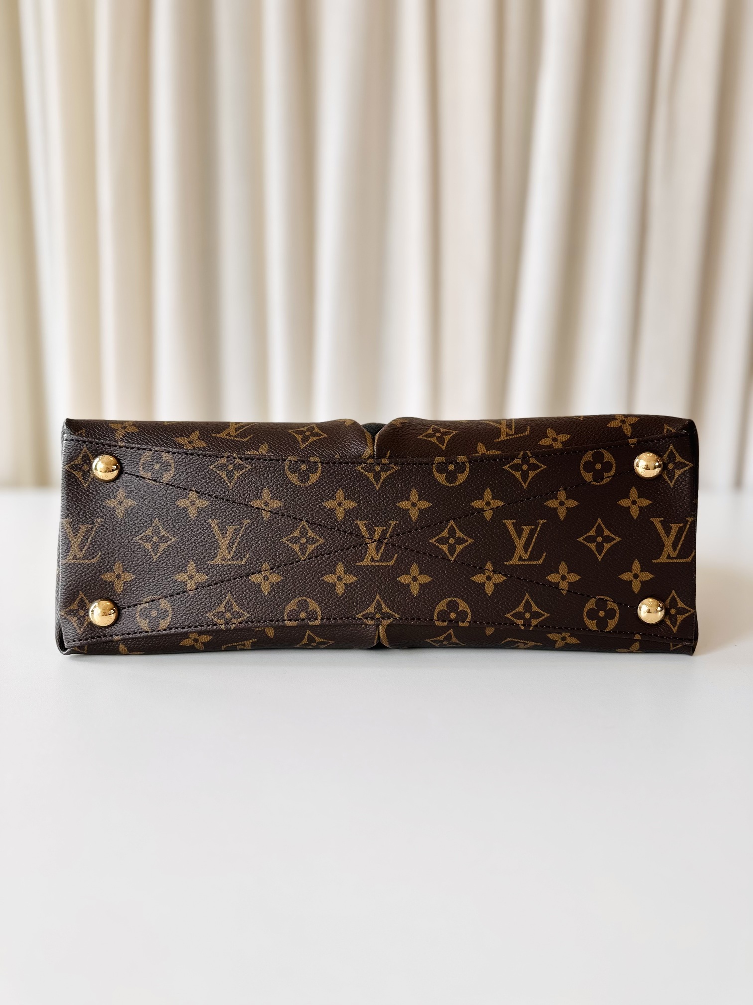 Louis Vuitton V tote - Image 4