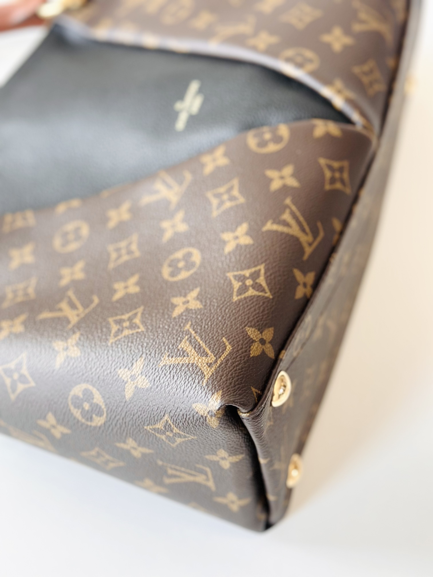 Louis Vuitton V tote - Image 5