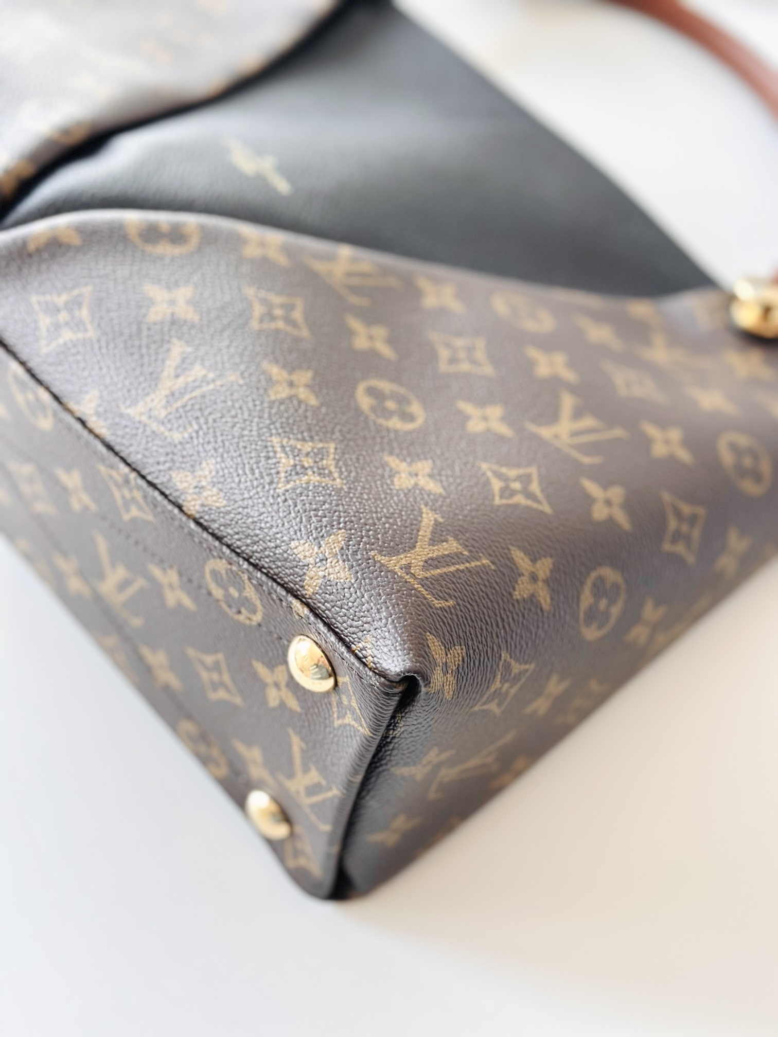 Louis Vuitton V tote - Image 6
