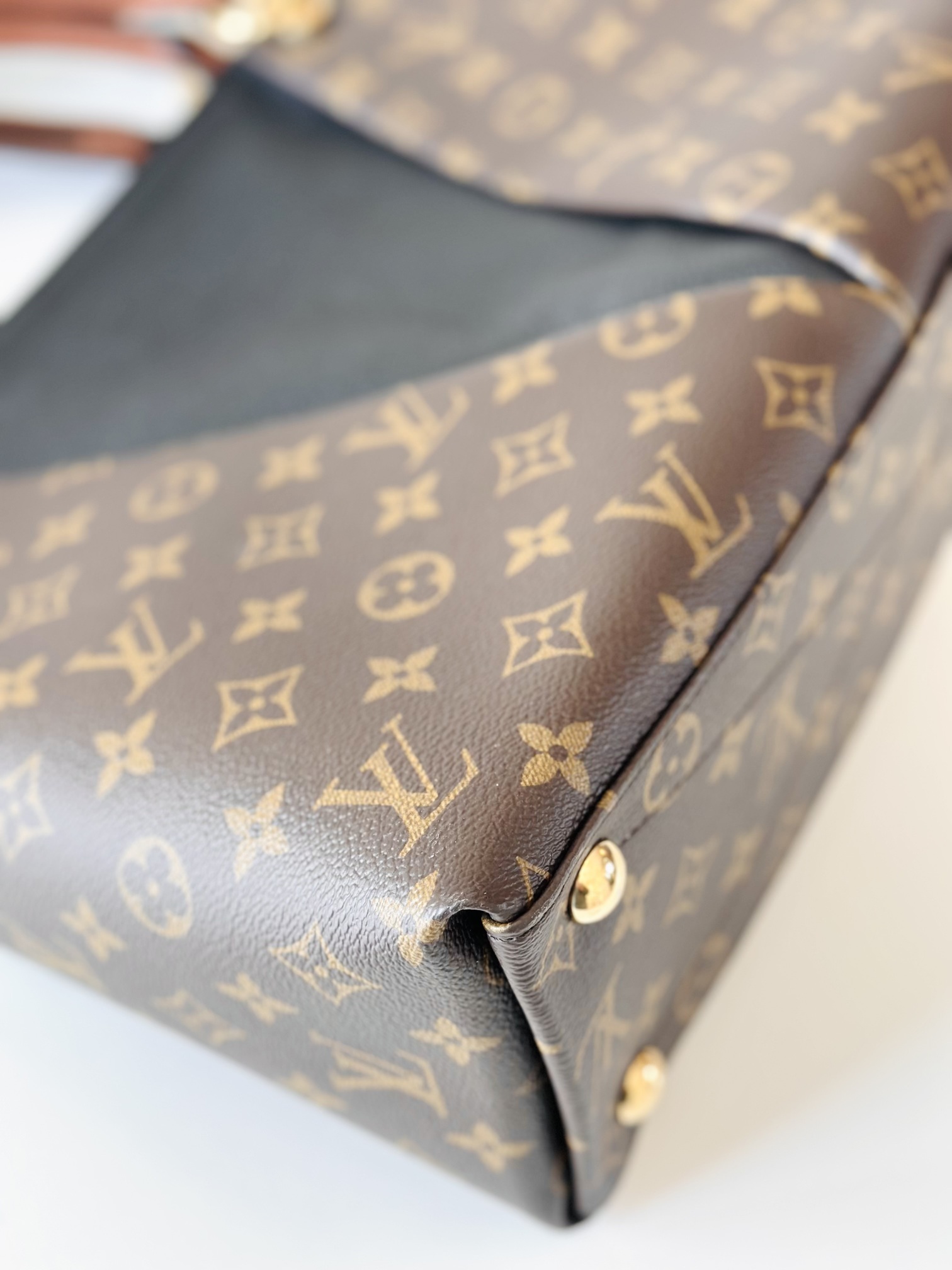 Louis Vuitton V tote - Image 7