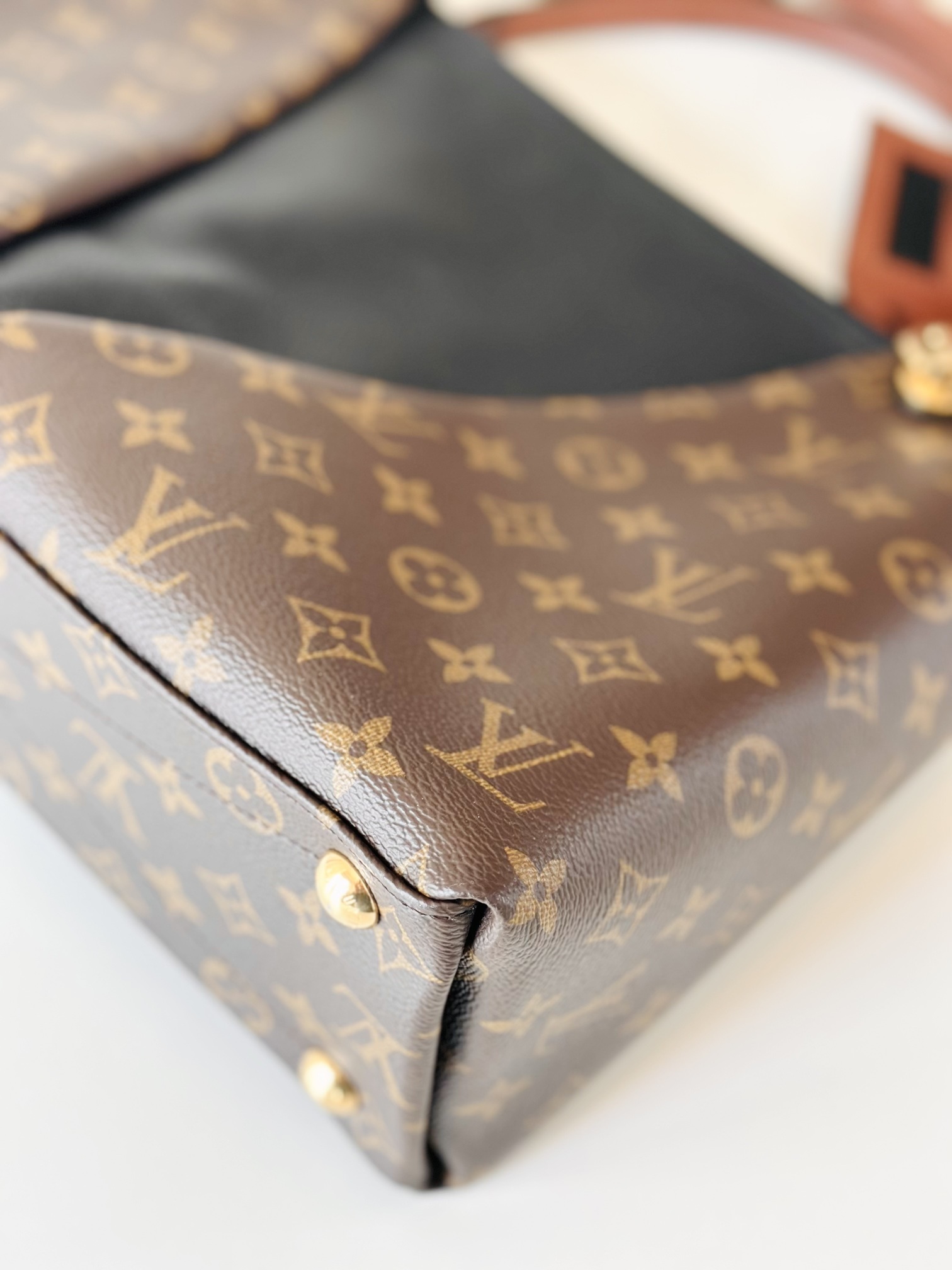 Louis Vuitton V tote - Image 8