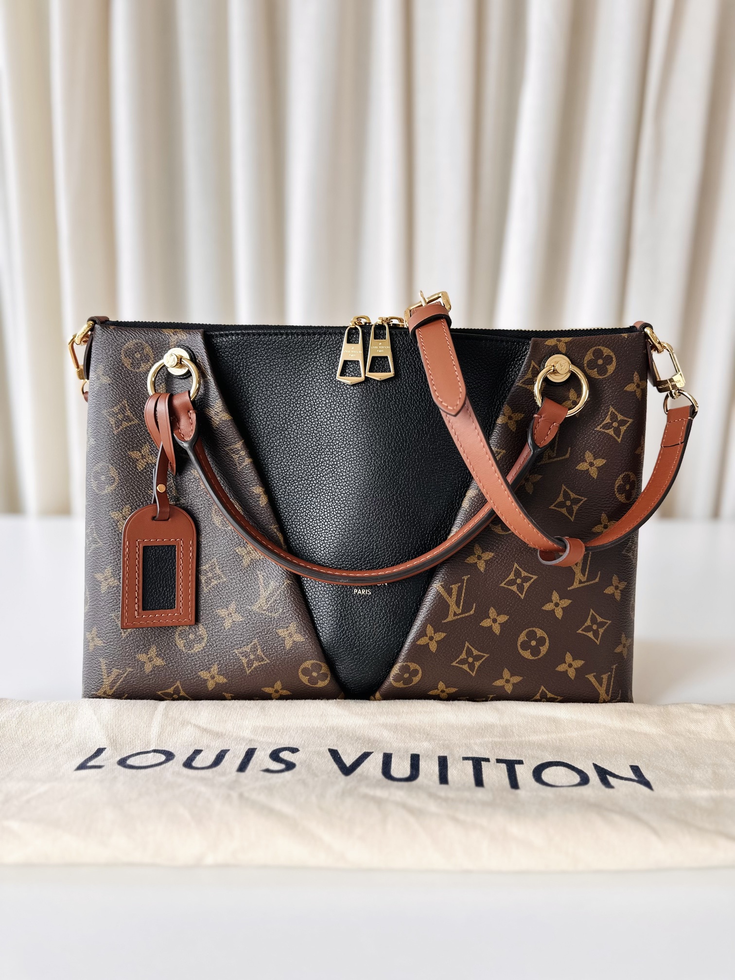 Louis Vuitton V tote - Image 10