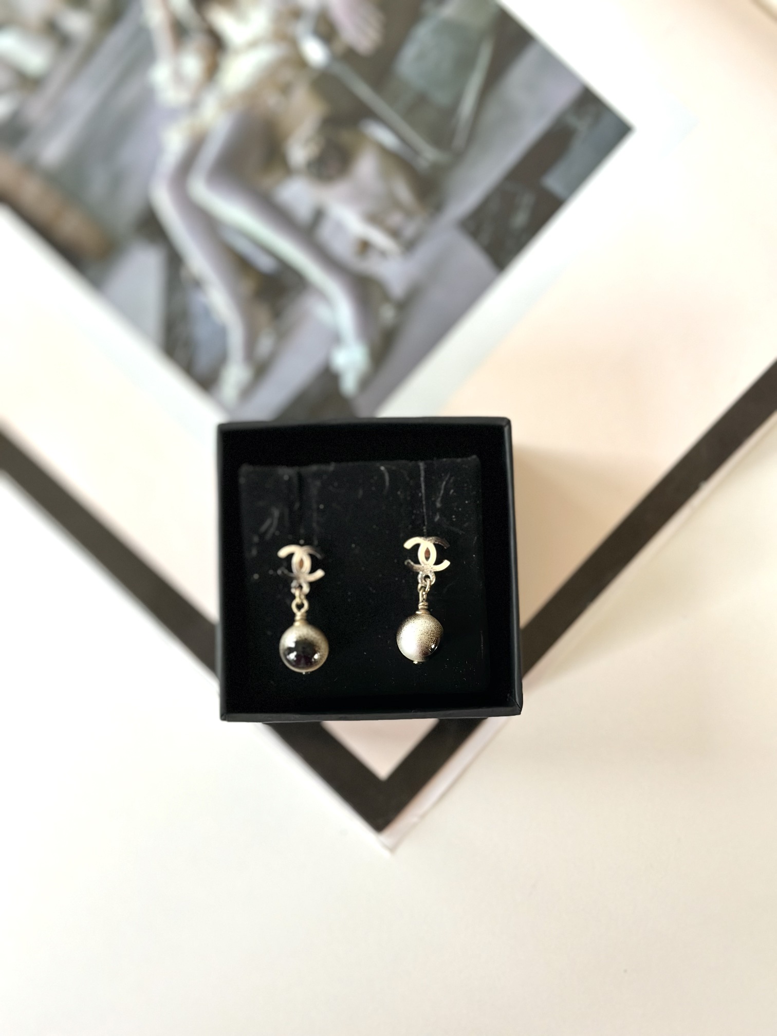 Chanel pearl earrings black - Image 2