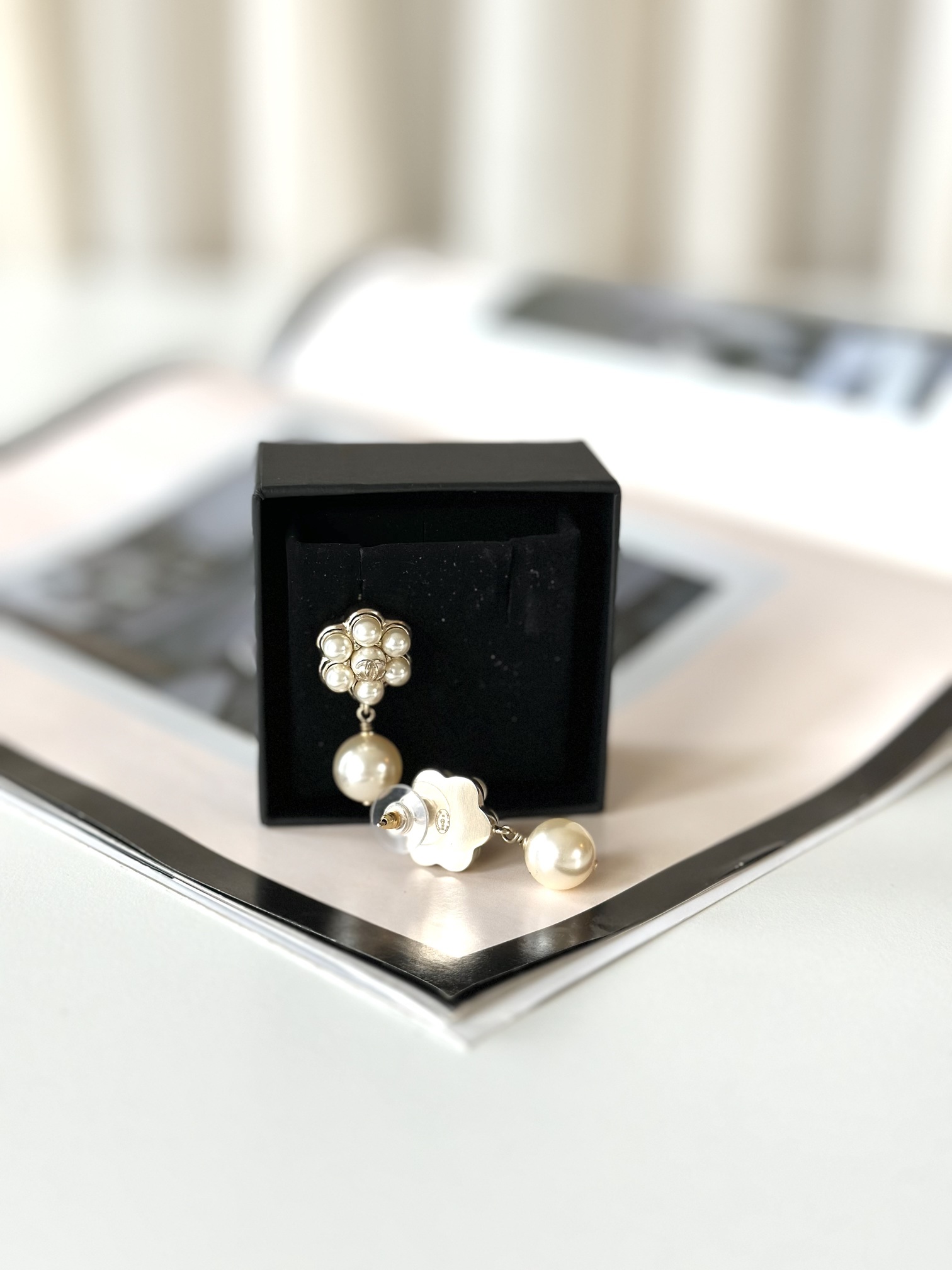 Chanel pearl flower earrings - Image 2