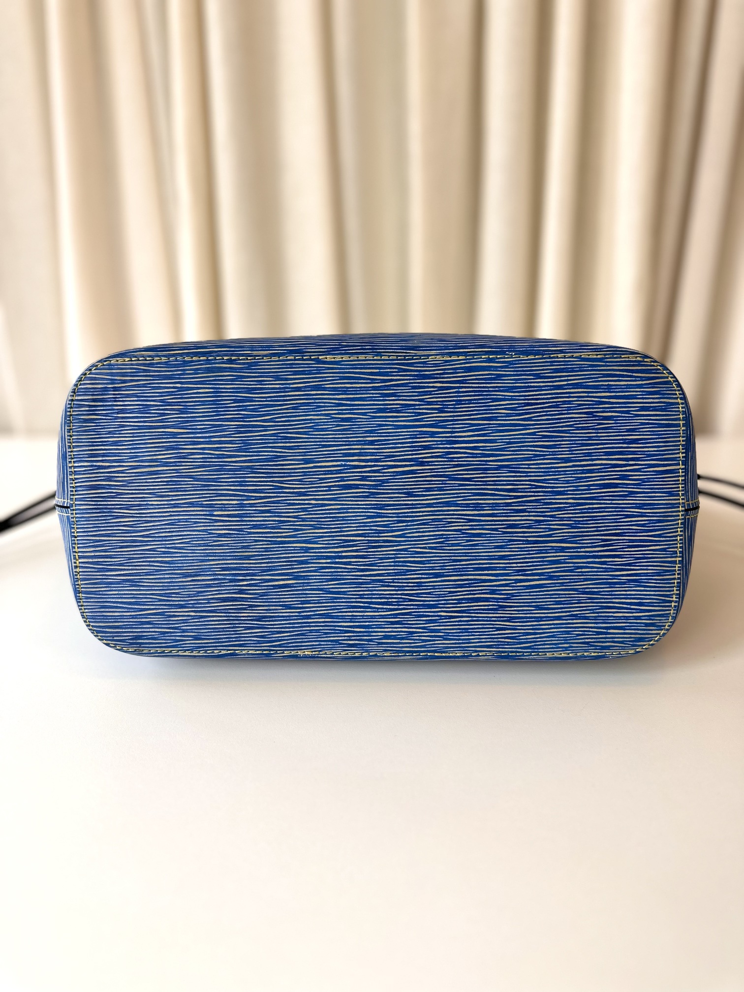 Louis Vuitton Neverfull MM - Image 4