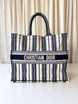 Dior booktote Navy white