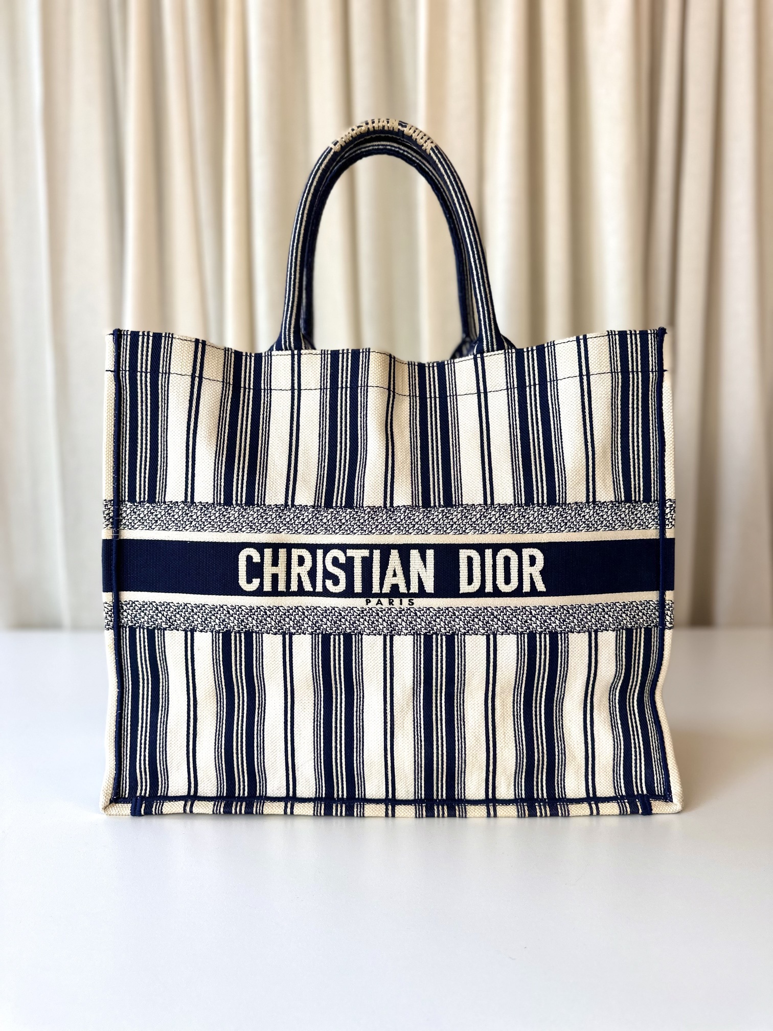 Dior booktote Navy white