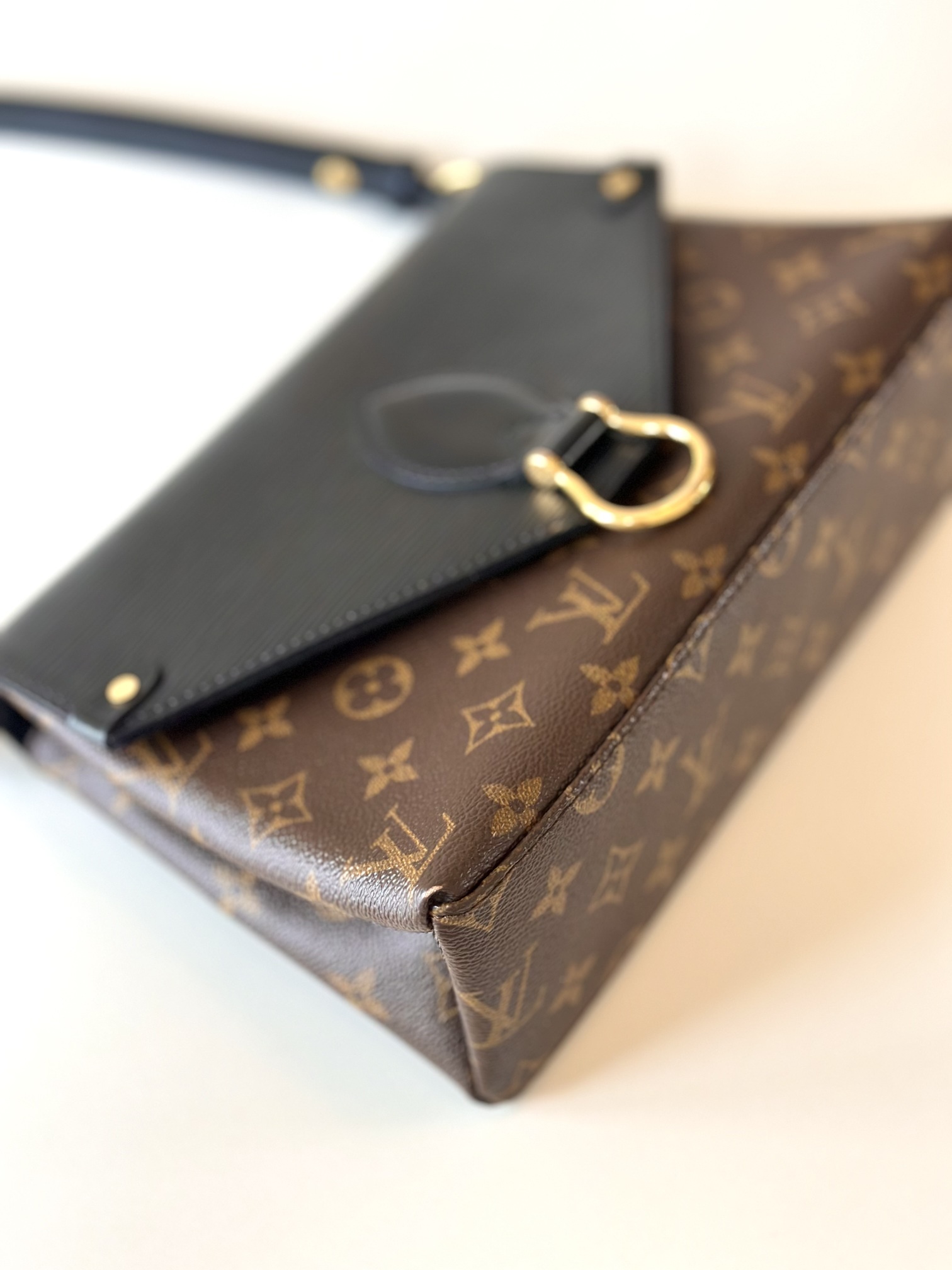 Louis Vuitton Saint Michel - Image 9