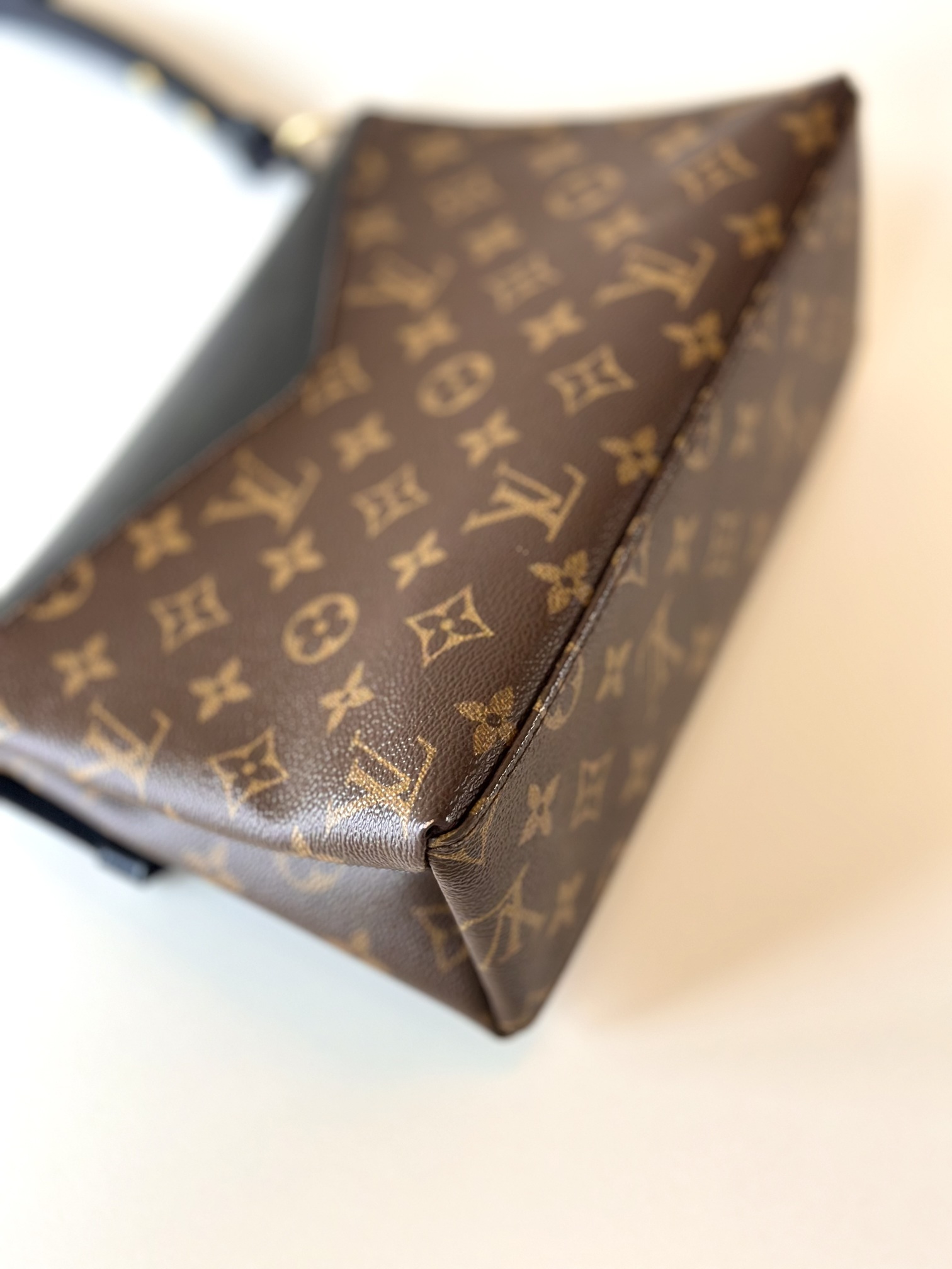 Louis Vuitton Saint Michel - Image 11