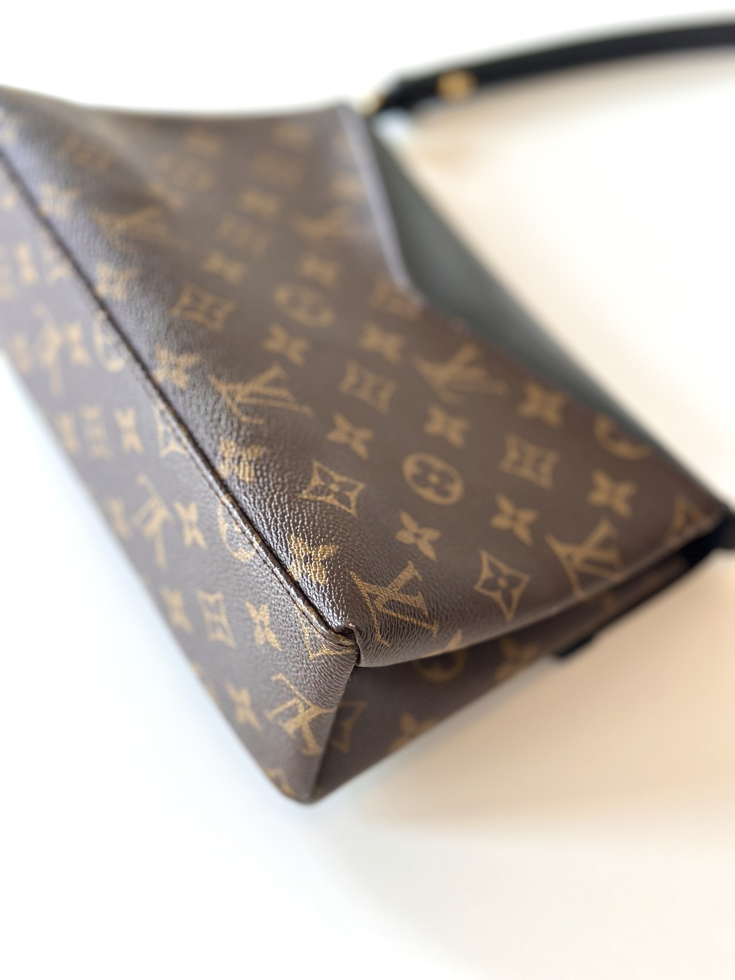 Louis Vuitton Saint Michel - Image 12