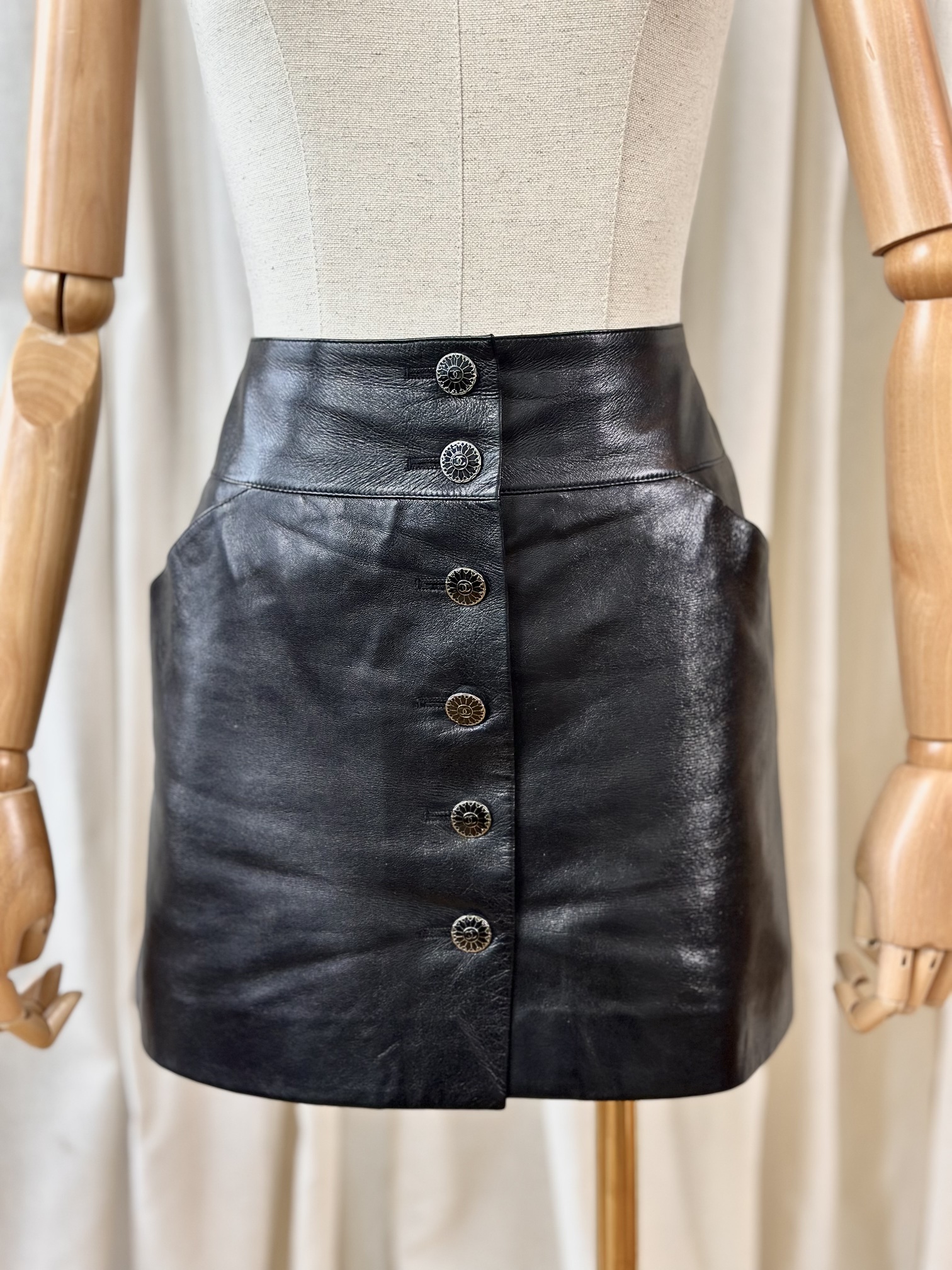 Chanel leather skirt - Image 4