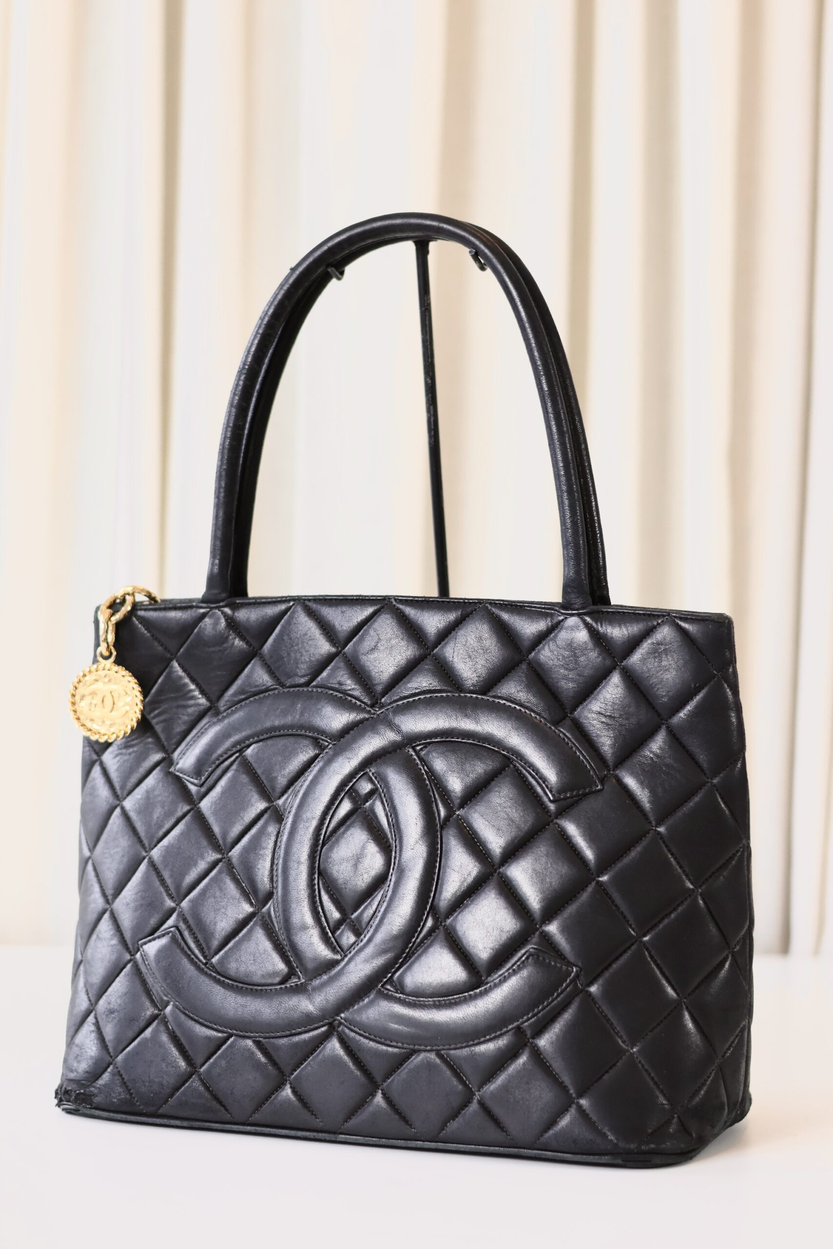 Chanel medallion bag black - Image 2