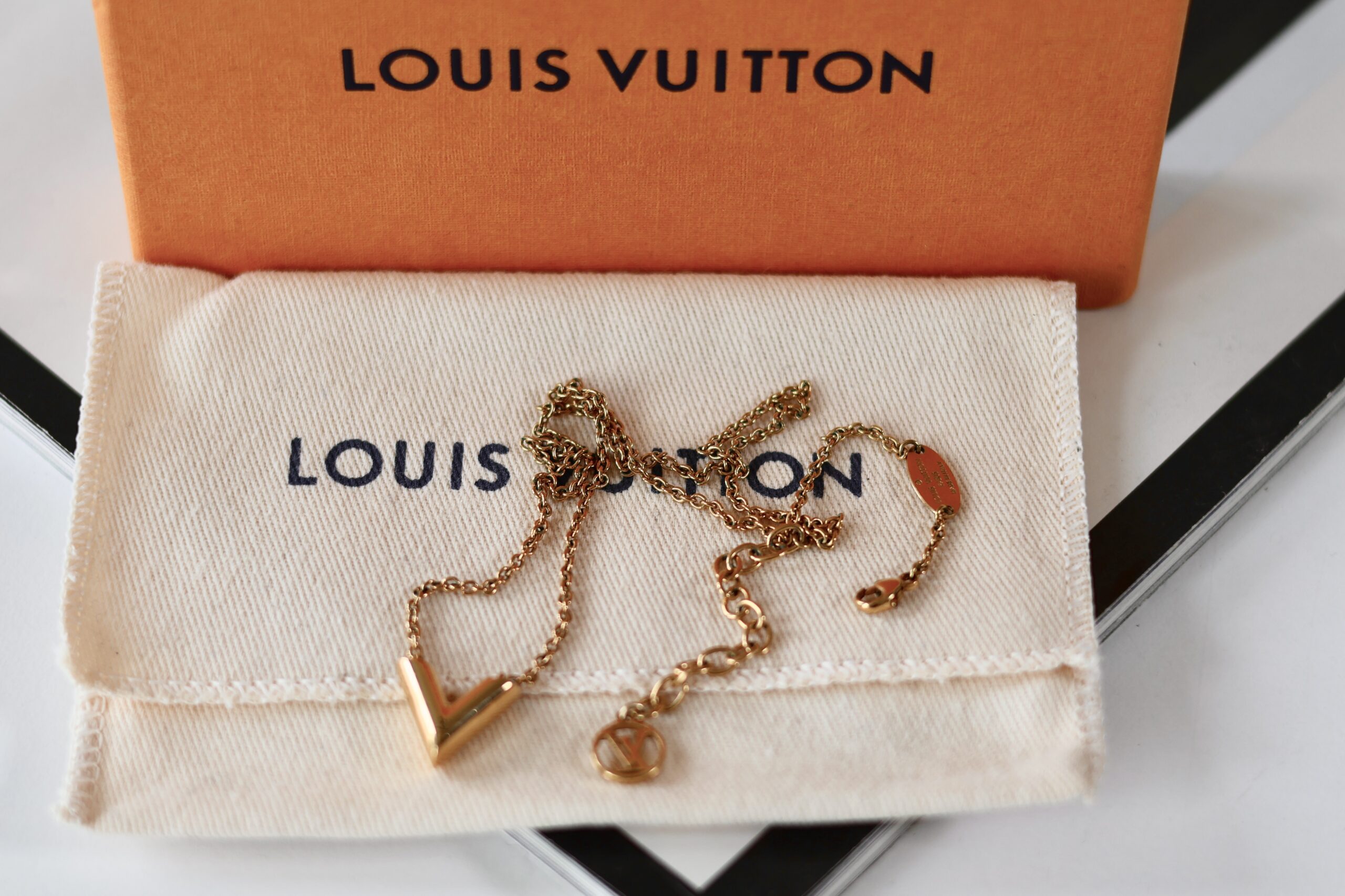 Louis Vuitton gold V necklace - Image 4