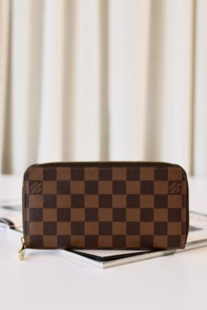 Louis Vuitton damier Zippy wallet