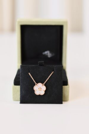 Van Cleef & Arpels Pendant necklace