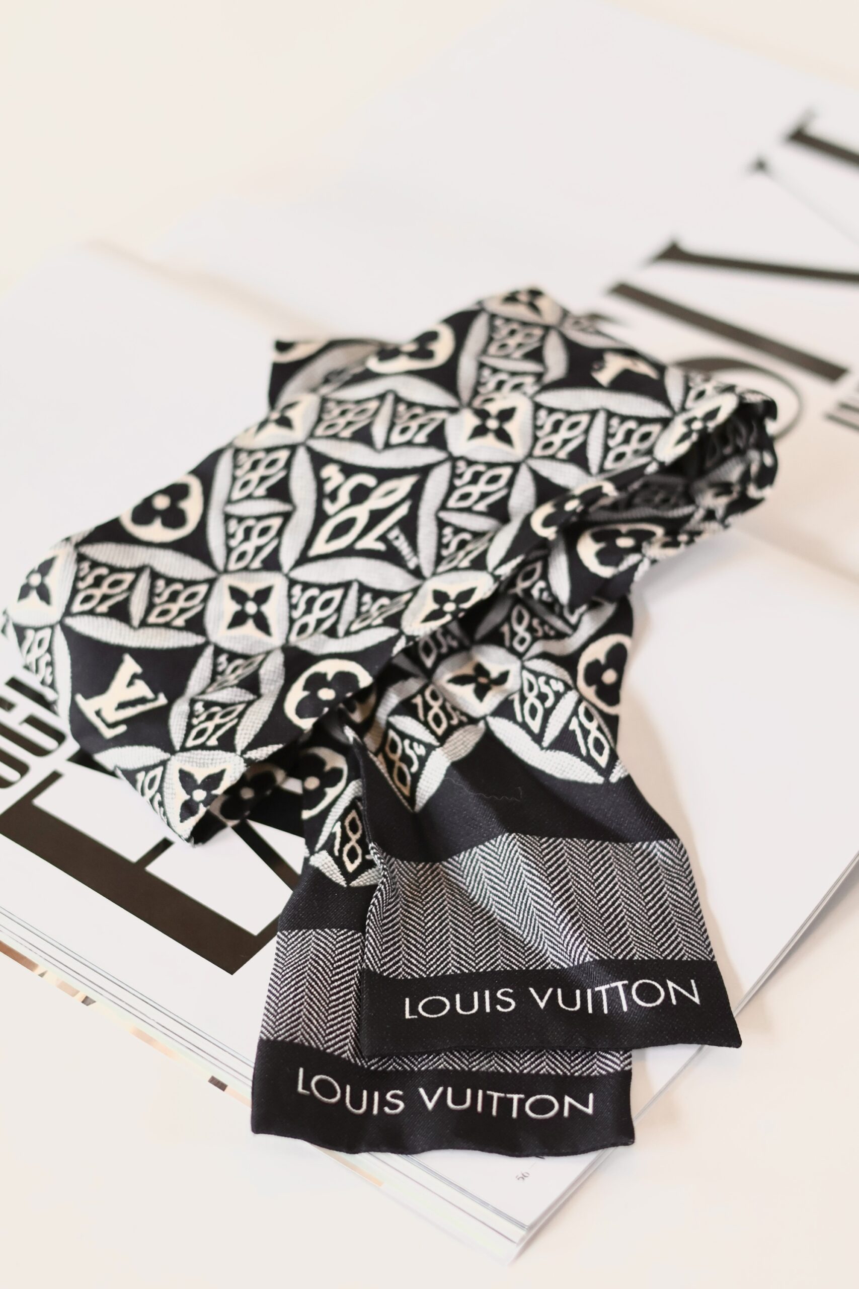 Louis Vuitton Twilly black